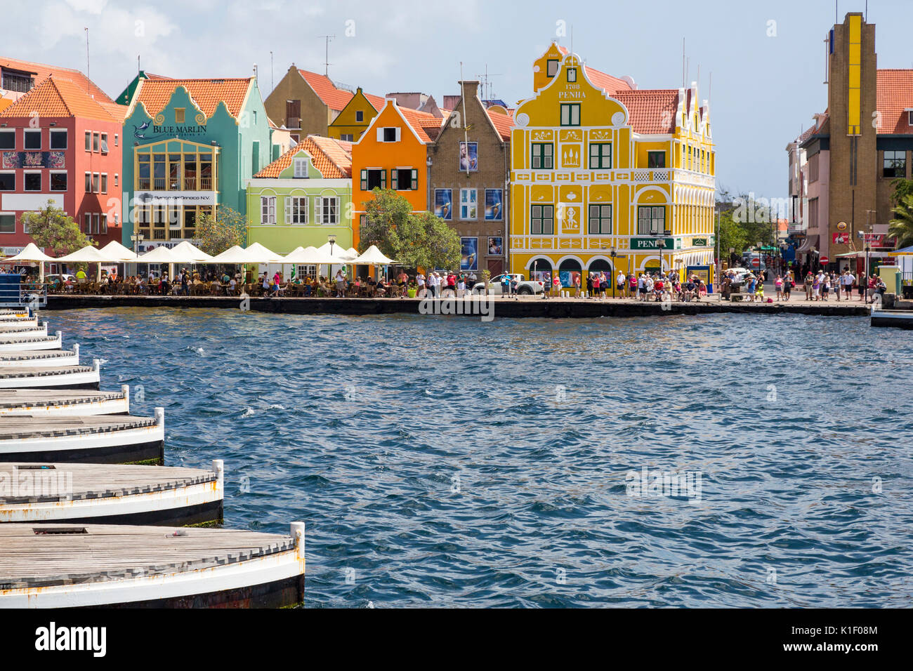 Willemstad, Curacao, Kleinen Antillen. Über Pontons der Königin Emma Brücke in Richtung Punda. Stockfoto