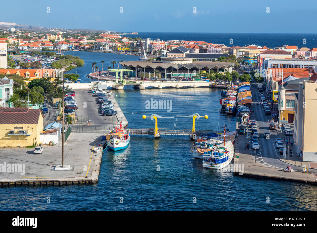Willemstad, Curacao, Kleinen Antillen. Waaigat Lagune (Bucht), schwimmenden Markt der Bereich auf der rechten Seite der Lagune, überdachte Markthalle im Zentrum zurück. Stockfoto