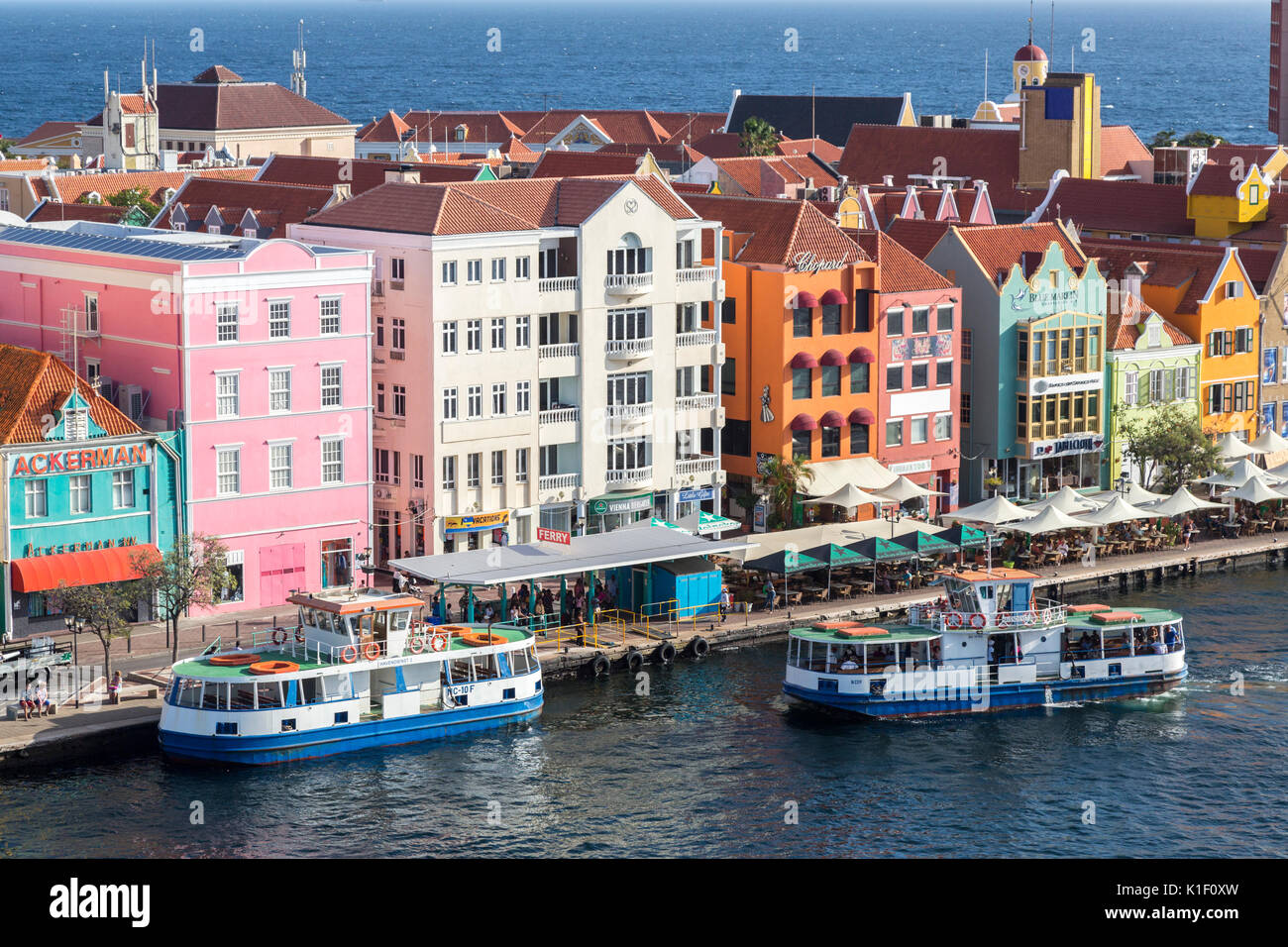 Willemstad, Curacao, Kleinen Antillen. Punda, Fußgängerzone Fähren, eine Approching, eine Vorbereitung zu verlassen. Stockfoto