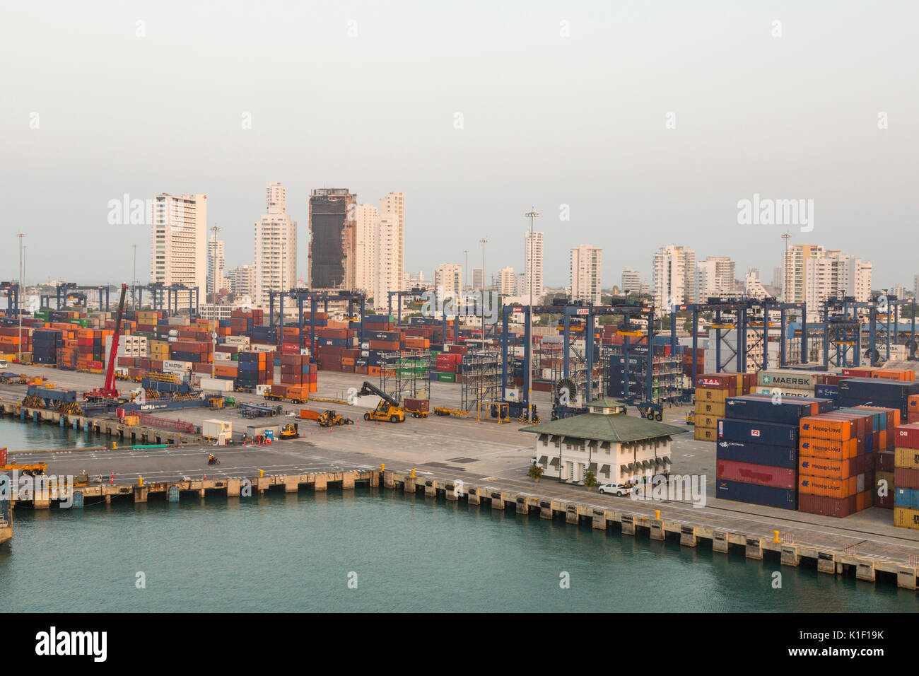Cartagena, Kolumbien. Container im Hafen warten auf den Weitertransport. Stockfoto