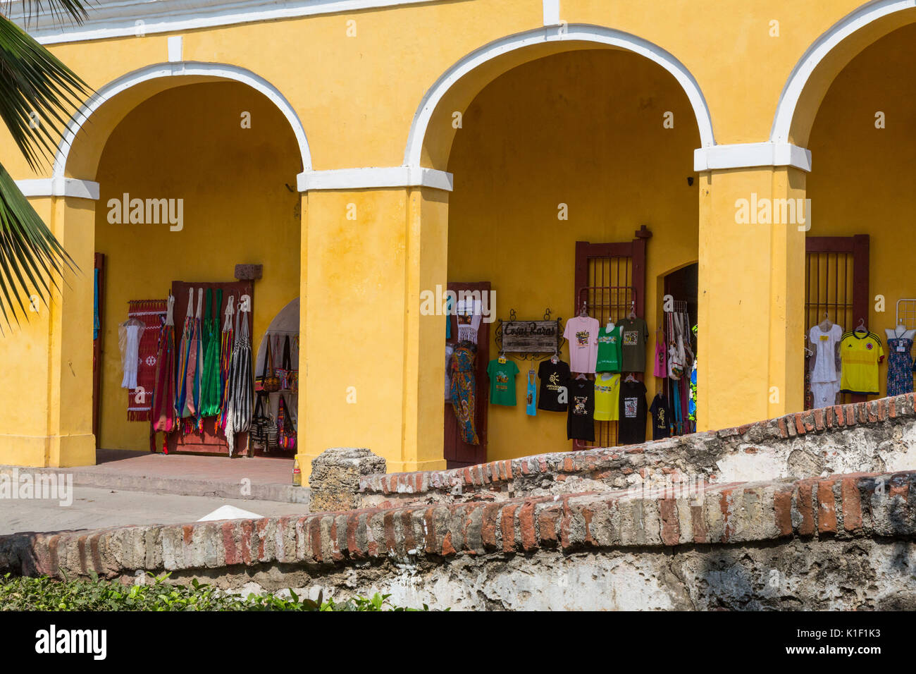 Cartagena, Kolumbien. Las Bovedas (Dungeons), Läden mit Kunsthandwerk, Textilien und andere Souvenirs für die Touristen. Stockfoto