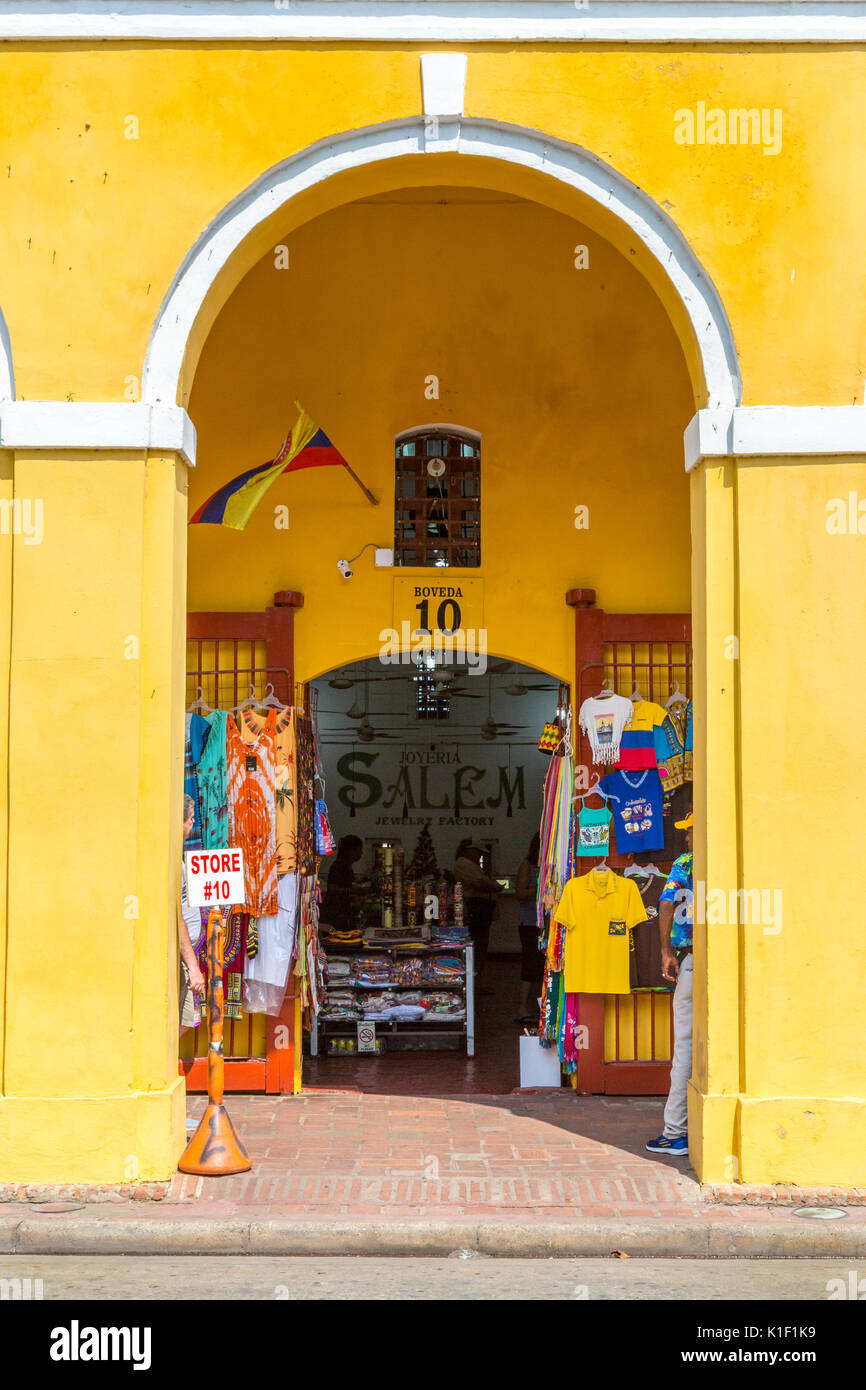 Cartagena, Kolumbien. Las Bovedas (Dungeons), Läden mit Kunsthandwerk, Textilien und andere Souvenirs für die Touristen. Stockfoto