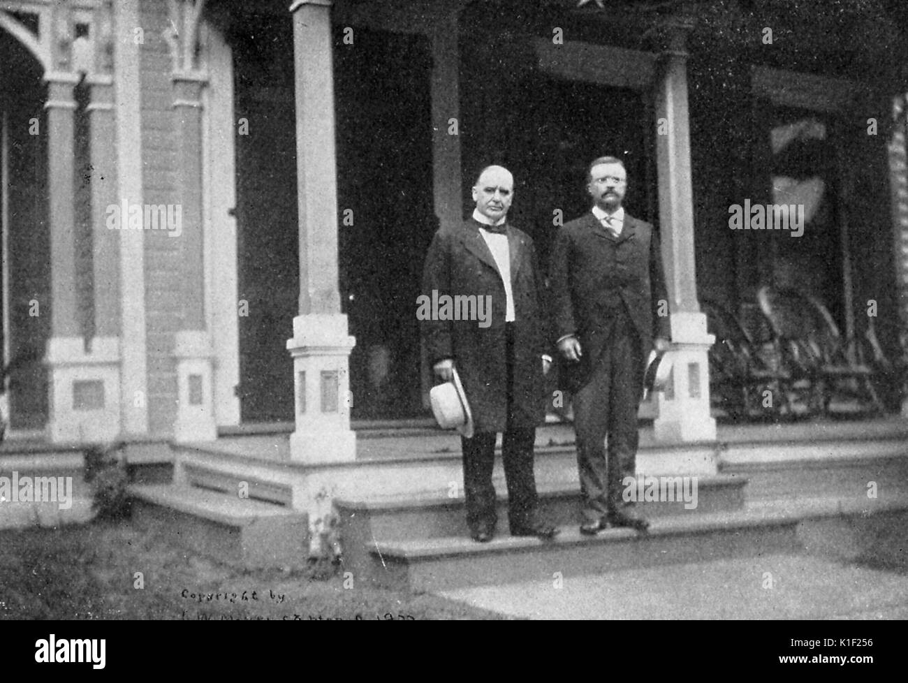 Porträt des Präsidenten William McKinley und Vice President Theodore Roosevelt stand auf der Treppe vor Präsident McKinley's Home, Canton, Ohio, 1900. Stockfoto