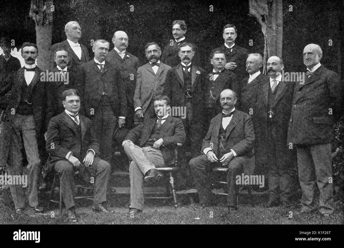 Theodore Roosevelt, sitzend, vor der Mitglieder der Gubernatorial Benachrichtigung Committee, 1899. Stockfoto