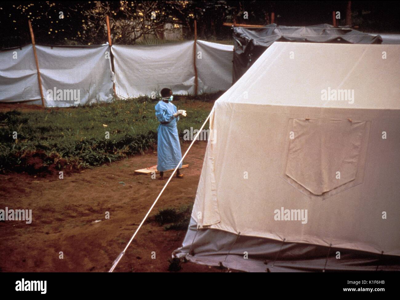 Diese temporären Schirme und Zelte errichtet wurden auf dem Gelände der Kikwit General Hospital, in Kikwit, Zaire, 1995. Die Bildschirme im Hintergrund und beschränken Sie den Zugriff auf Patienten, während die Zelte von Mitarbeitern verwendet wurden, wenn Sie in Ihrer Schutzkleidung geändert. Solche Maßnahmen wurden umgesetzt, um zu helfen, die Ausbreitung des Ebola-virus verhindern. Mit freundlicher CDC/Ethleen Lloyd, 1995. Stockfoto