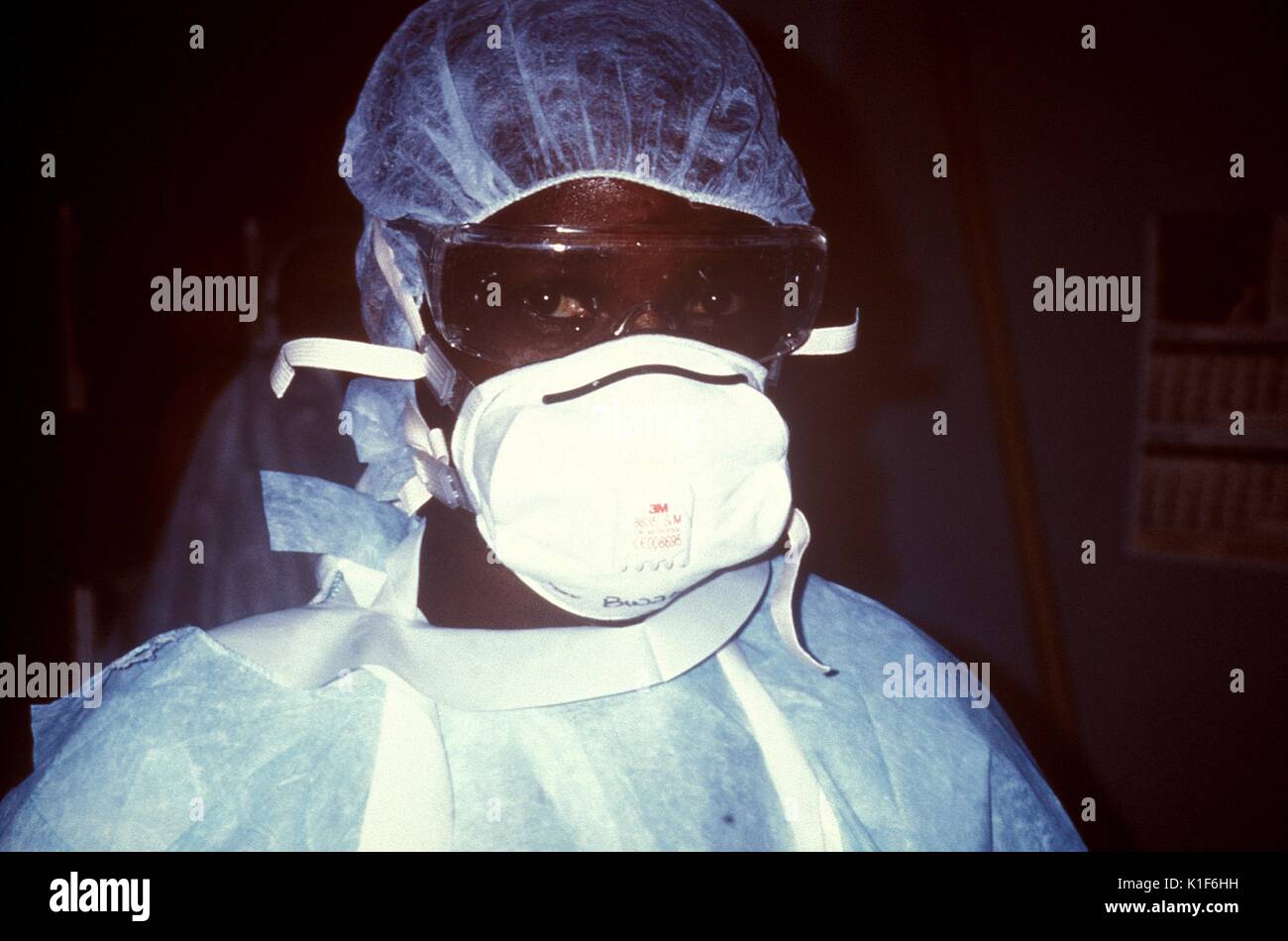 Die Zairische Krankenschwester war bereit, die Ebola VHF Isolierstation während der ein Ausbruch in Kikwit, Zaire 1995 eingeben. Ebola VHF wird durch eine Infektion mit Ebola Virus verursacht, benannt nach einem Fluss in der Demokratischen Republik Kongo (früher Zaire) in Afrika, wo es zuerst erkannt wurde. Das Virus ist eine von zwei Mitglieder einer Familie von RNA-Viren, die filoviridae. Mit freundlicher CDC/Ethleen Lloyd, 1995. Stockfoto