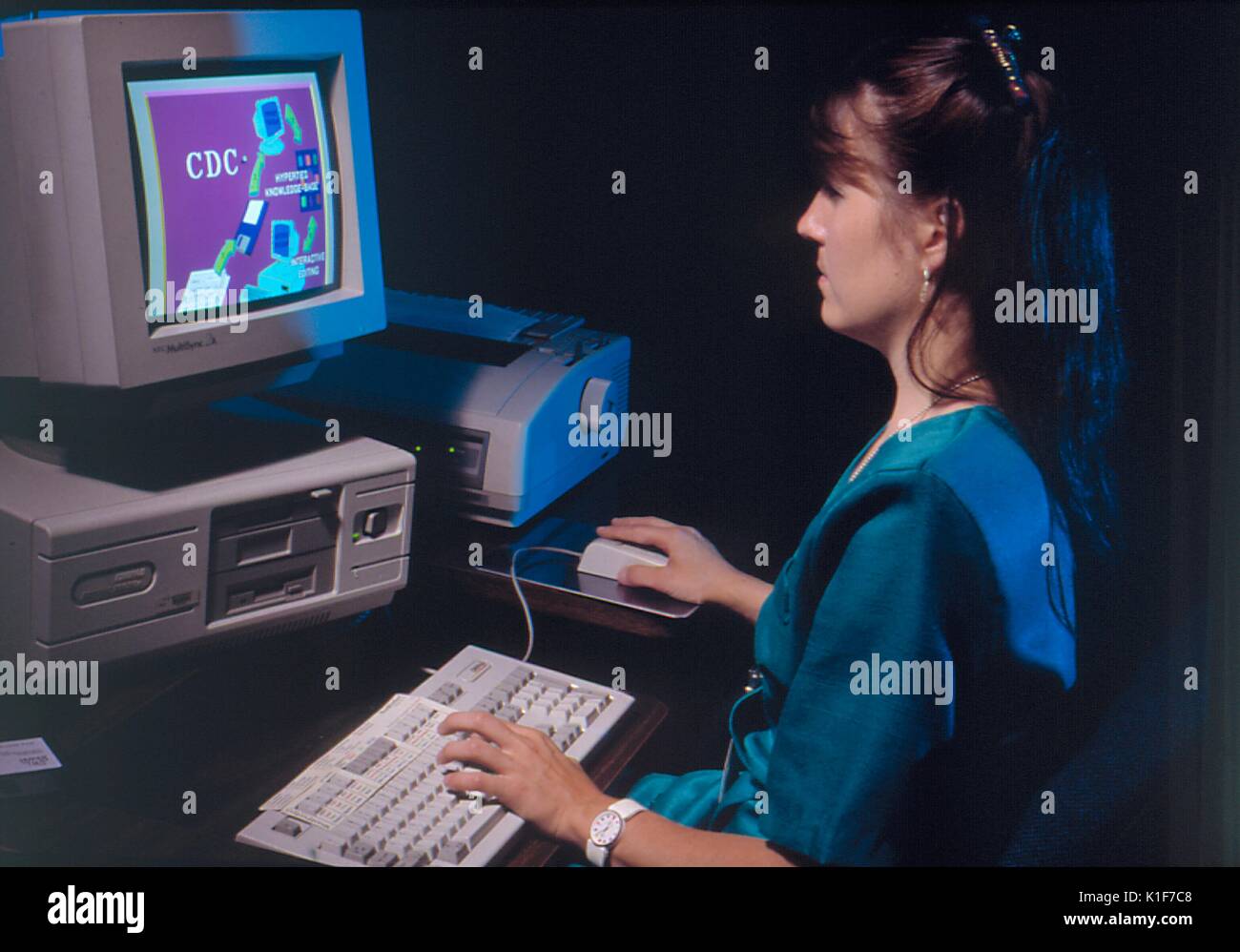 CDC-Mitarbeiter arbeiten am Computer. CDC Mitarbeiter am Computer arbeiten. Mit freundlicher CDC/. 1990. Stockfoto