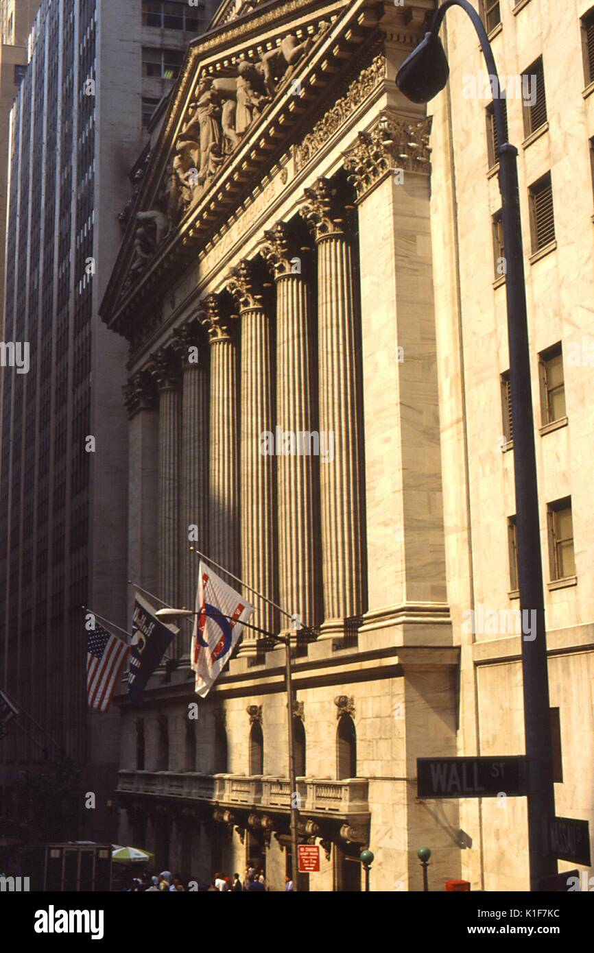 Dieses 1988 Foto der New York Stock Exchange (NYSE) Gebäude in 18 Broad Street, an der Ecke der Wall Street, in New York City. Es ist ein New Yorker Wahrzeichen der Stadt, bis 1903 zurück. Das Gebäude ist ein Beispiel für? neo-klassischen? Architektur. <p> Die NYSE ist die größte Börse der Welt, obwohl sein Anteil Handelsvolumen von NASDAQ im Jahr 1993 überschritten wurde. Die etwa 2 800 Unternehmen auf einen Wert geschätzt wurden, wie vom Dezember 2005, von fast $ 20 Bio., in der der Gesamtwert der ausstehenden Aktien. Die NYSE geschlossen vom 11. September durch Stockfoto