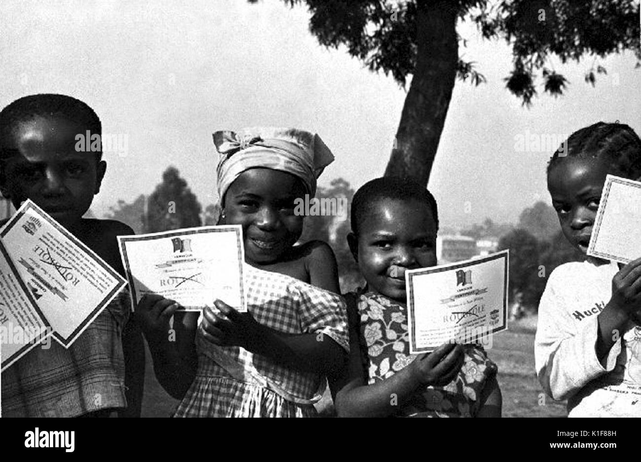 Kinder von Kamerun mit Ihren Impfausweis, nachdem sie gegen Pocken geimpft worden sind. Nach einer Wartezeit in den langen Linien jeder Impfstoff Teilnehmer ein Zertifikat der Impfung gegen Pocken, Kamerun, Afrika erhalten. Mit freundlicher CDC. 1990. Stockfoto