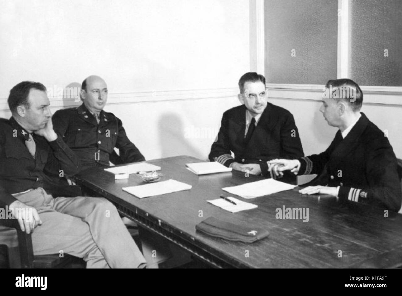 Dieses historische 1945 Bild dargestellt ein Treffen zwischen Dr. Joseph Mountin (Zweiter von rechts), Dr. Seward E Miller (ganz rechts), Dr. Hollis (ganz links), und Dr. Boyd (Zweite von links), Zentren für die Seuchenbekämpfung Gründer Dr. Joseph W Mountin (1891-1952) wurde die Organisation 1946 als Nachkomme der nach dem Zweiten Weltkrieg agentur Malaria Control in Kriegsgebieten, MCWA Dr Mountin?s Anmeldeinformationen enthalten eine Stelle als Assistant Surgeon General und Chef des Büros der staatlichen Dienstleistungen des Gesundheitswesens für 35 Jahre, Dr Mountin als Öffentliche Gesundheit Service Officer serviert und war oft finden Stockfoto
