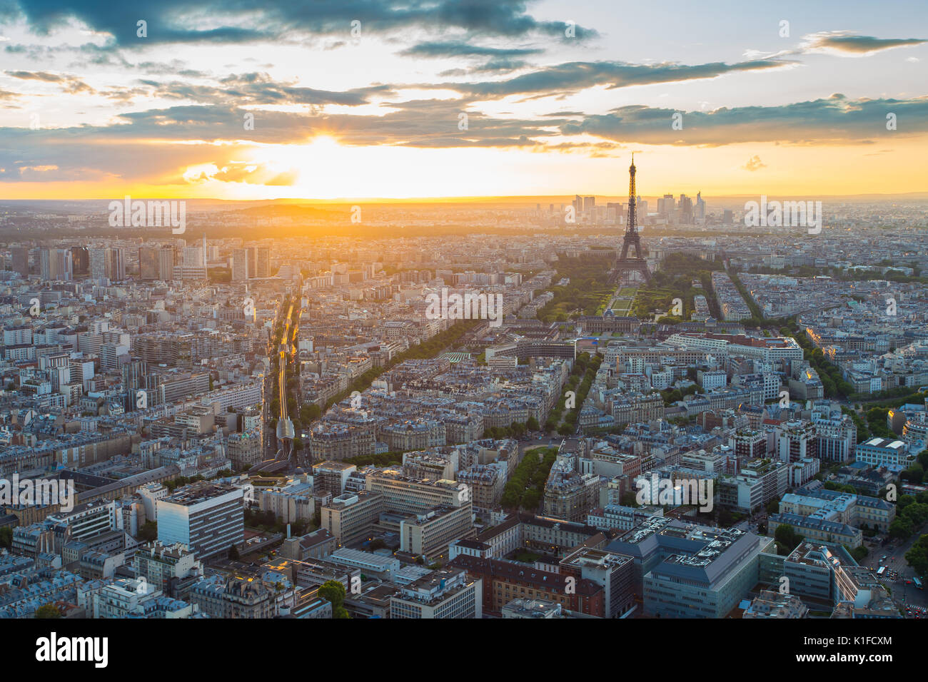 Eiffelturm Rooftop View mit bei Sonnenuntergang in Paris, Frankreich. Stockfoto
