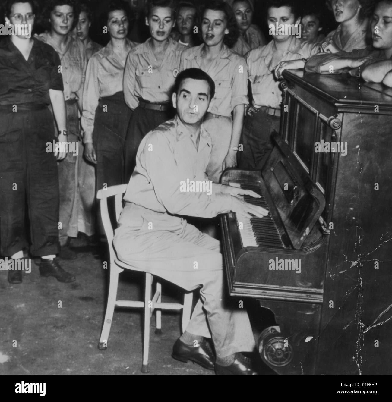 Irving Berlin spielt für die United States Army Armee-korps an ihre Verwirrung Hall, Hollandia, Niederländisch Neuguinea, 24. Dezember 1944. Von der New York Public Library. Stockfoto