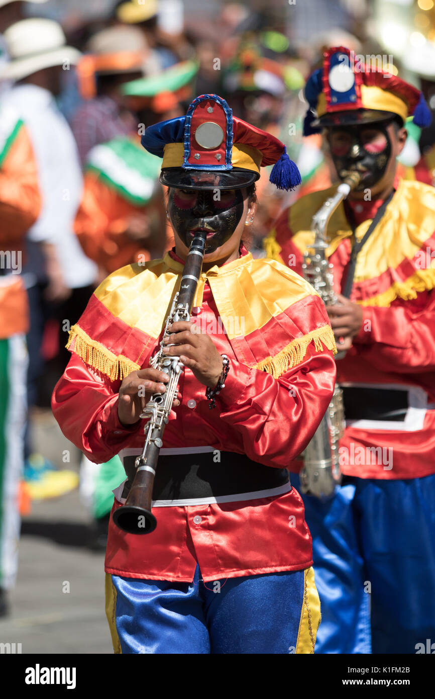 Juni 17, 2017 Pujili, Ecuador: marching band in den nationalen Farben Öffnen des Corpus Christi Parade angezogen Stockfoto