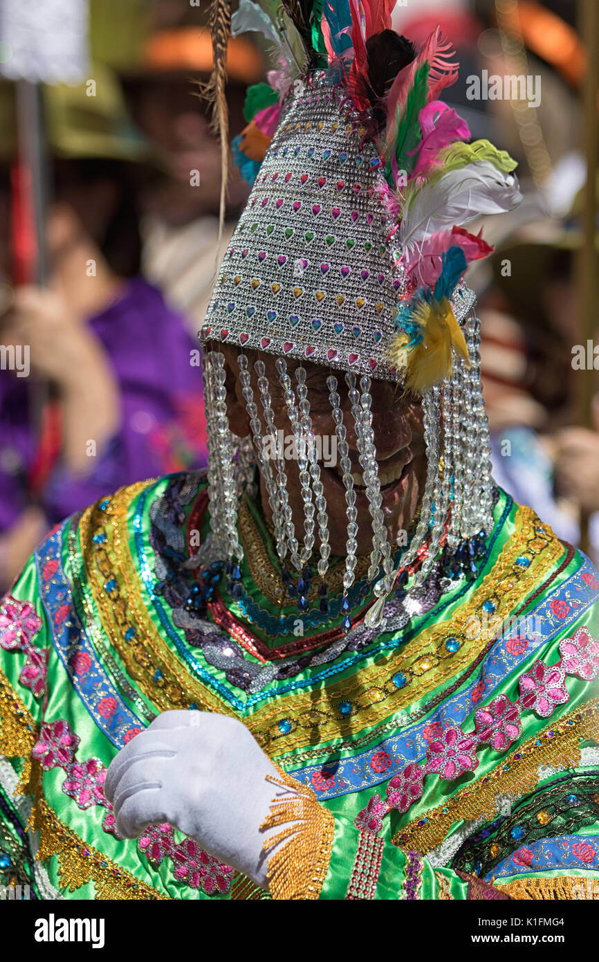 Juni 17, 2017 Pujili, Ecuador: Mann mit einem bunten Kostüm an der jährlichen Corpus Christi Parade marschiert Stockfoto