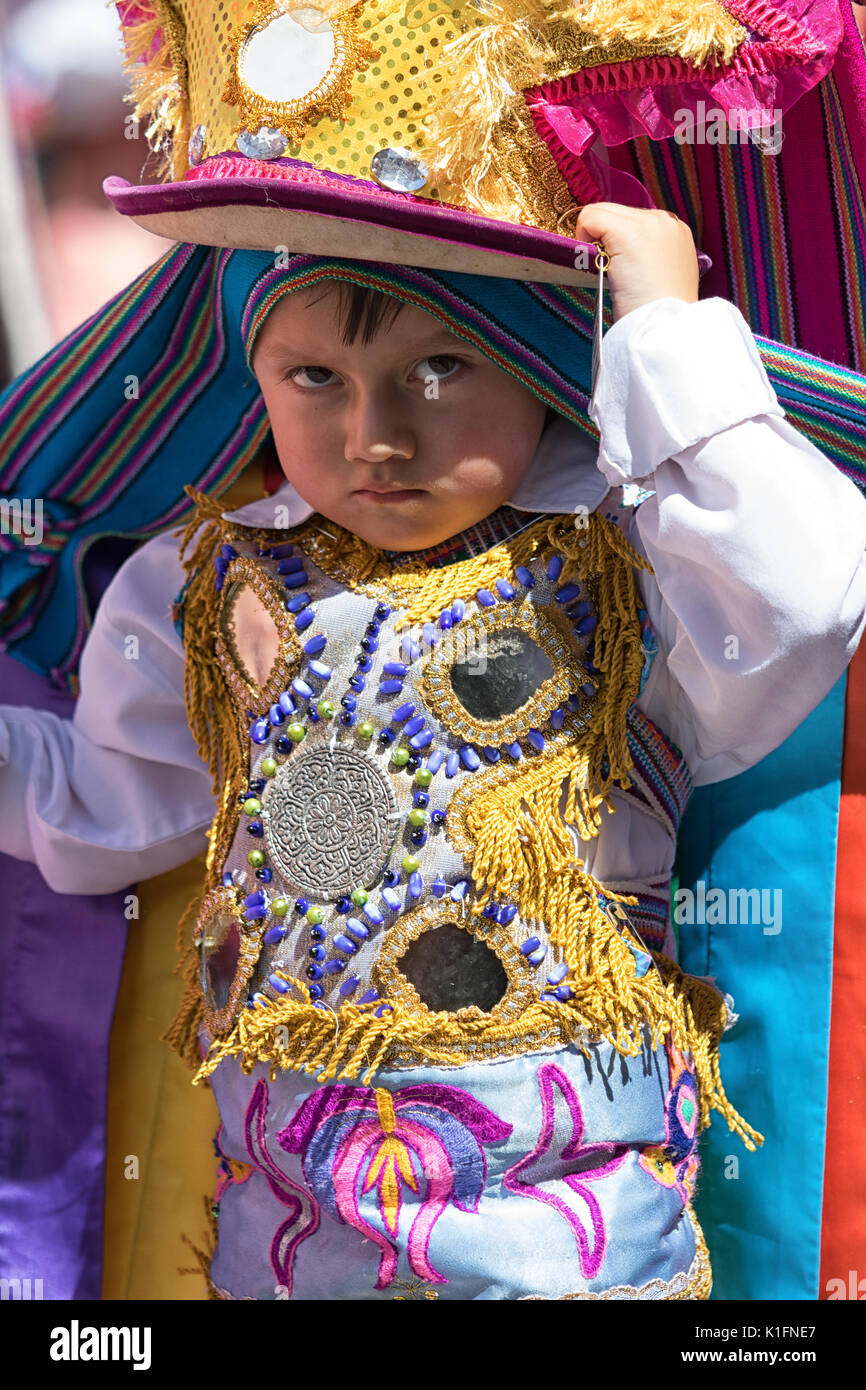 Juni 17, 2017 Pujili, Ecuador: Junge in bunten Kostüm an der Corpus Christi Parade, die als eine nationale heriatage Schatz Stockfoto