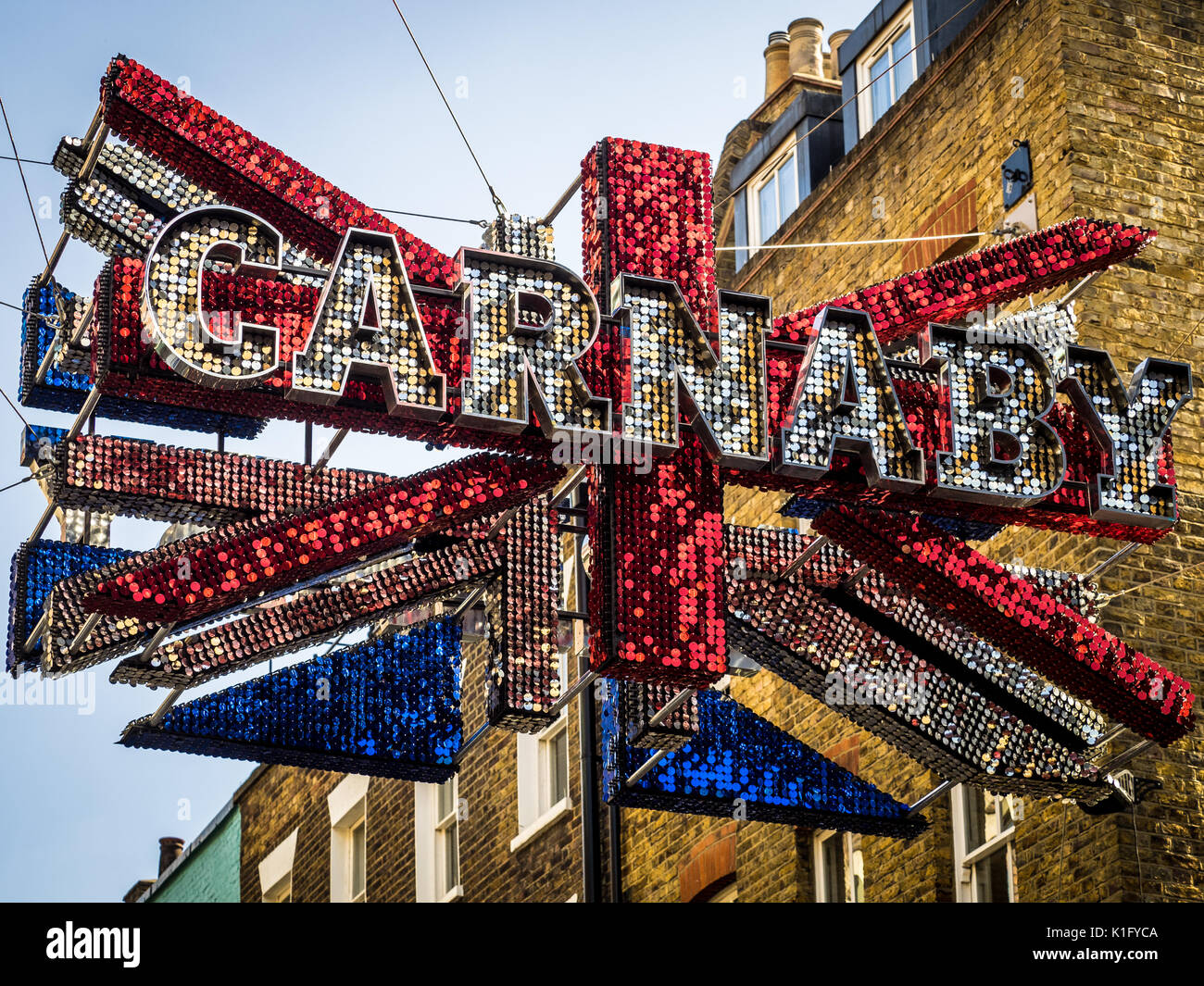 Carnaby Street London - Riesige sequinned Union Jack über berühmten Londoner Carnaby Street fashion street hängt Stockfoto