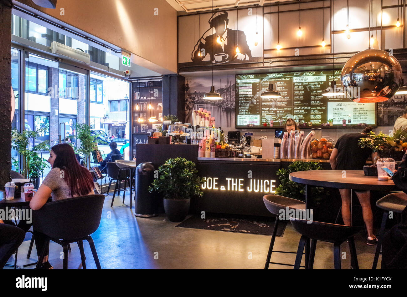 Joe & der Saft cafe in Soho in London - Innenansicht eines Londoner Niederlassung des Dänischen Kaffee und Saft cafe Kette Stockfoto