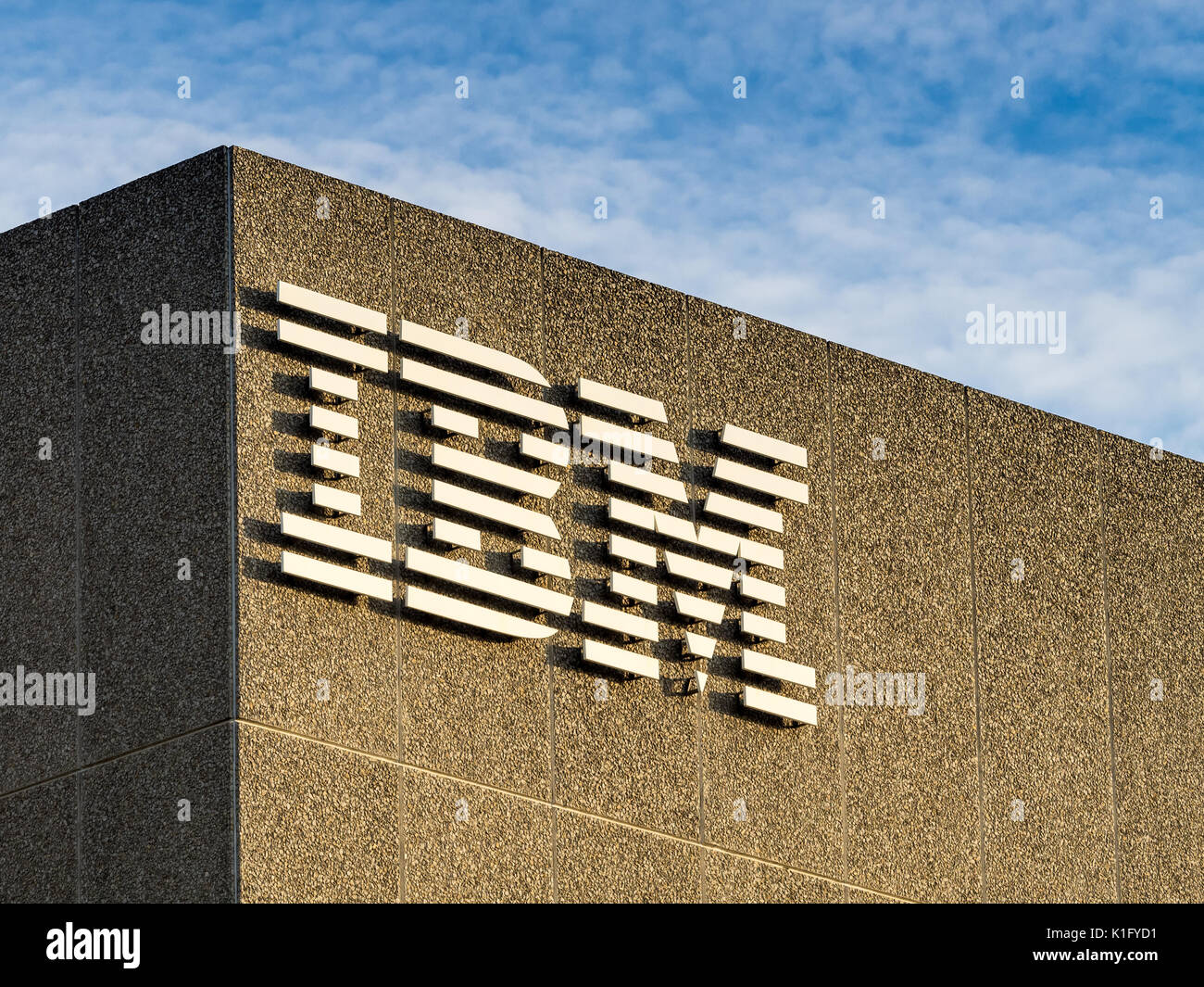 IBM-Logo auf der IBM Southbank Gebäude in London, Großbritannien Stockfoto