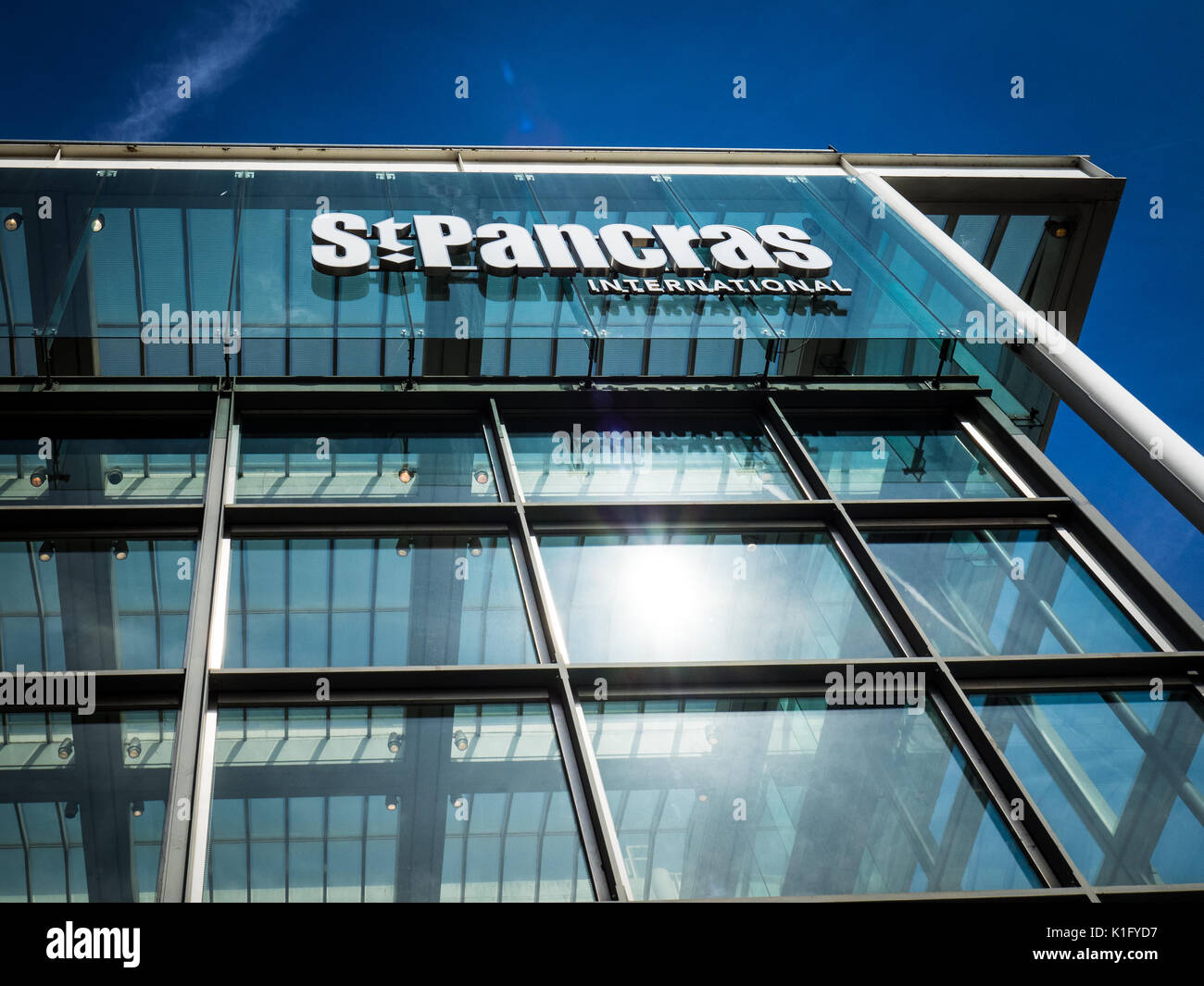 St Pancras International Train Station Sign in Central London UK - Endstation für die Eurostar-Züge nach Paris, Brüssel und darüber hinaus Stockfoto