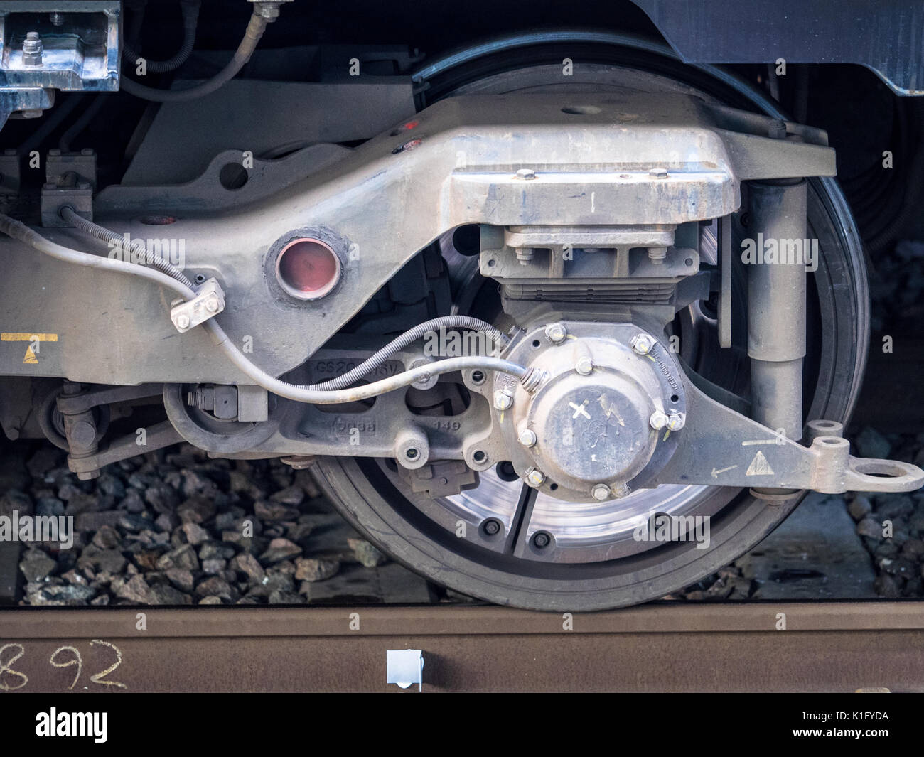 Britische Bahn Räder mit Druckluftbremsen-UK-Räder auf einem grösseren Anglia Zug Stockfoto