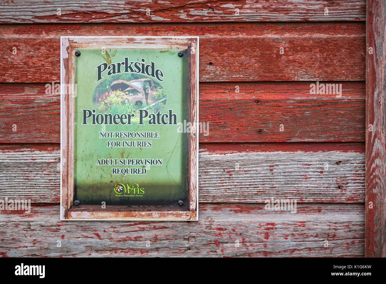 Das Parkside Pionier Patch Ausstellung von alten Arbeitsgeräte und Fahrzeuge mit Blumen in Winkler, Manitoba, Kanada. Stockfoto