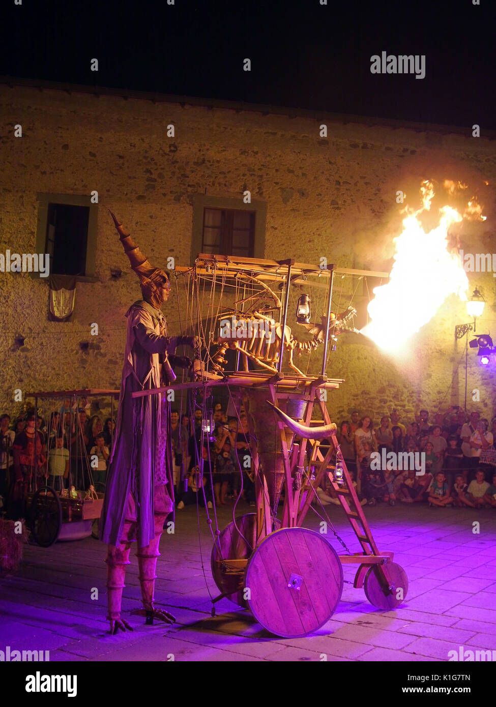 Filetto, ITALIEN - August 15,2017: Die jährliche Mittelalterlicher Markt. Hier Ottfried und seine feuerspeiende Drachen die Massen unterhalten. Stockfoto