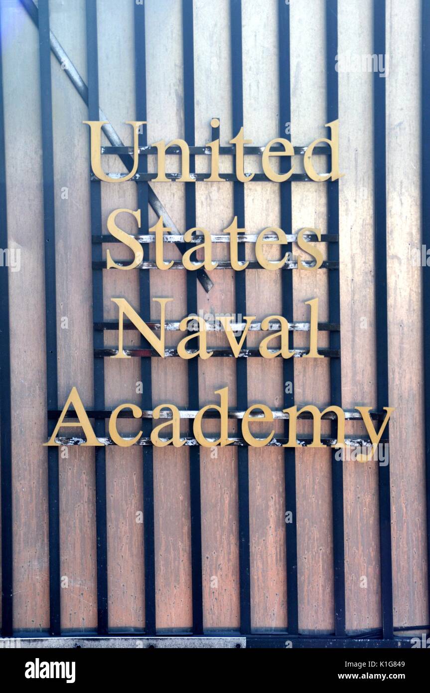 United States Naval Academy Zeichen mit goldenen Buchstaben auf einem glänzenden, gestreifte Zaun Stockfoto