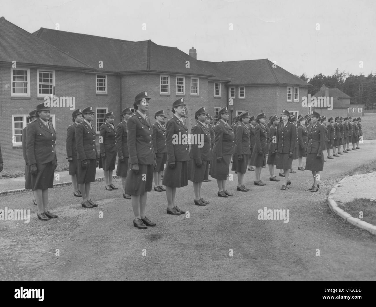 Afro-amerikanische Armee Krankenschwestern an Achtung vor den Kasernen und von Offizieren geprüft, armeekrankenschwester Training Center, England, 1943. Von der New York Public Library. Stockfoto