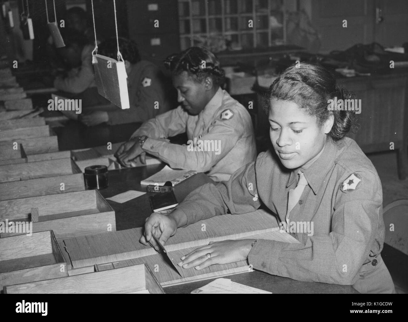 Zwei Afrikaner - Mitglieder der Women's Army Corps, falsch adressierte Post für Soldaten, Camp Brekinridge, Kentucky, 30. November 1943. Von der New York Public Library. Stockfoto