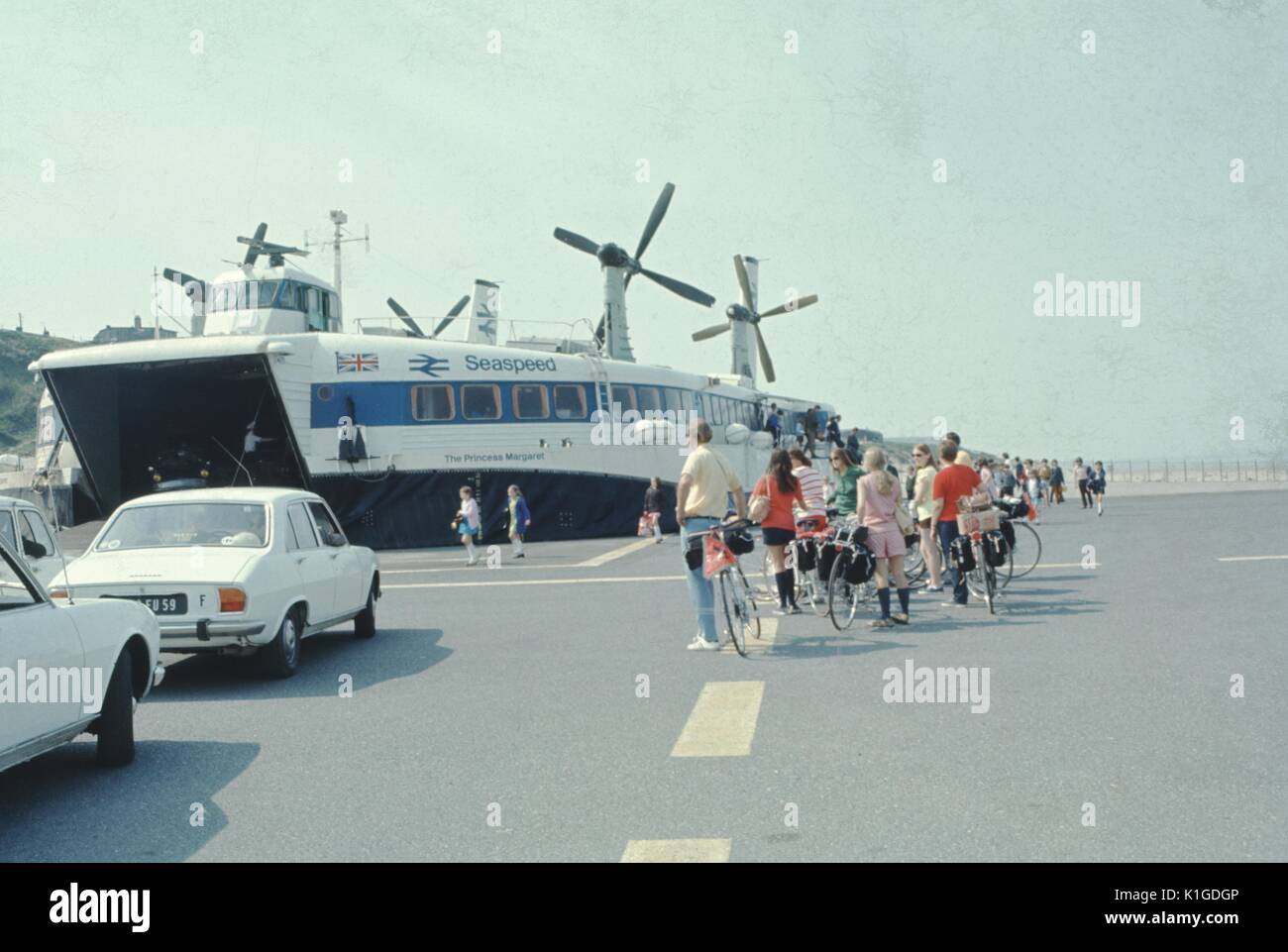 Einen weißen Propeller angetrieben Fähre am Hafen angedockt an mehrere Passagiere warten an Bord sie über einem Körper von Wasser zur Fähre, mit Radfahrern und Autos im Vordergrund geparkt, Nova Scotia, 1966. Stockfoto