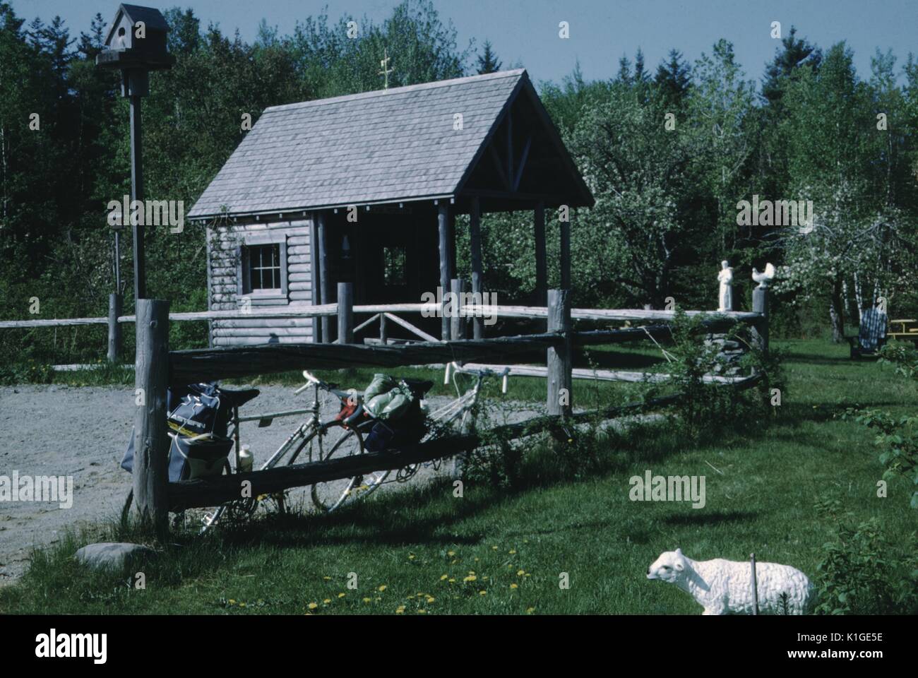 Vernacular snapshot Foto von Kabine und Land, 1966. Stockfoto
