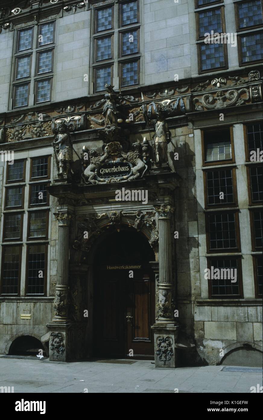 Reich verzierte Tür zur Firma, Handelskammer, Bremen, Deutschland, 1966. Stockfoto