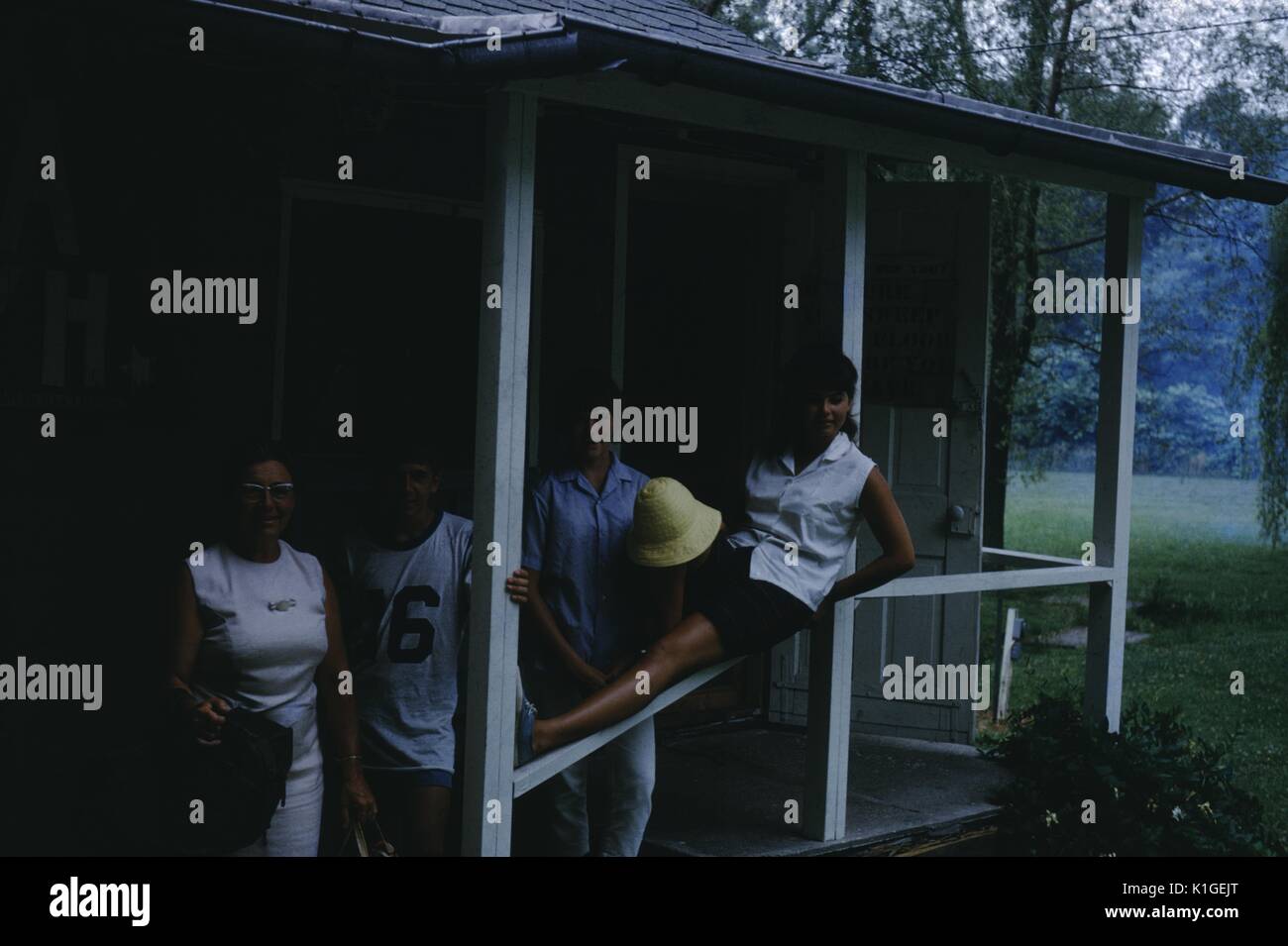 Vernacular snapshot Foto von Veranda und Familie, 1966. Stockfoto