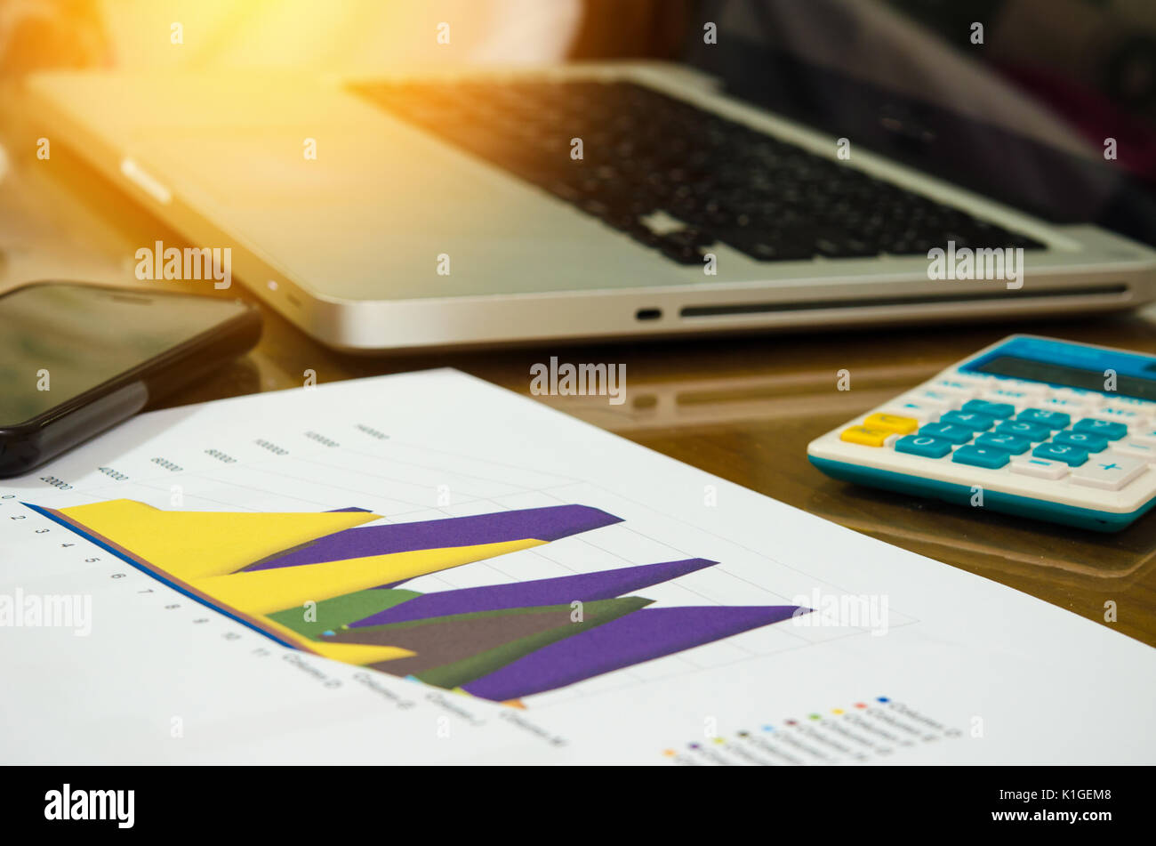 Laptop und Business Diagramme, Smartphones und Workstation Rechner. Stockfoto