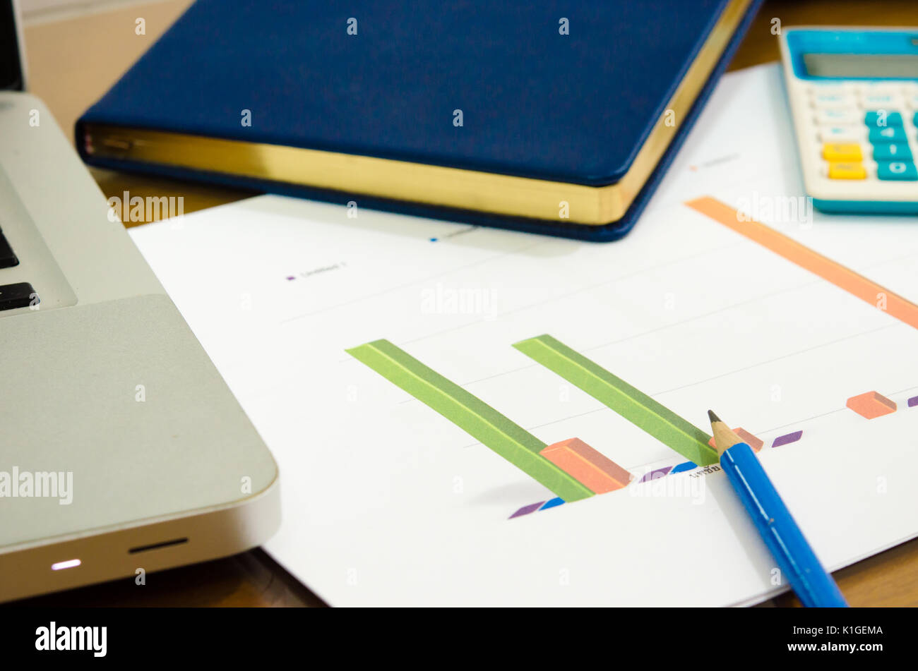 Finanzcharts und Rechner und Notebook auf dem Tisch mit Laptop Stockfoto