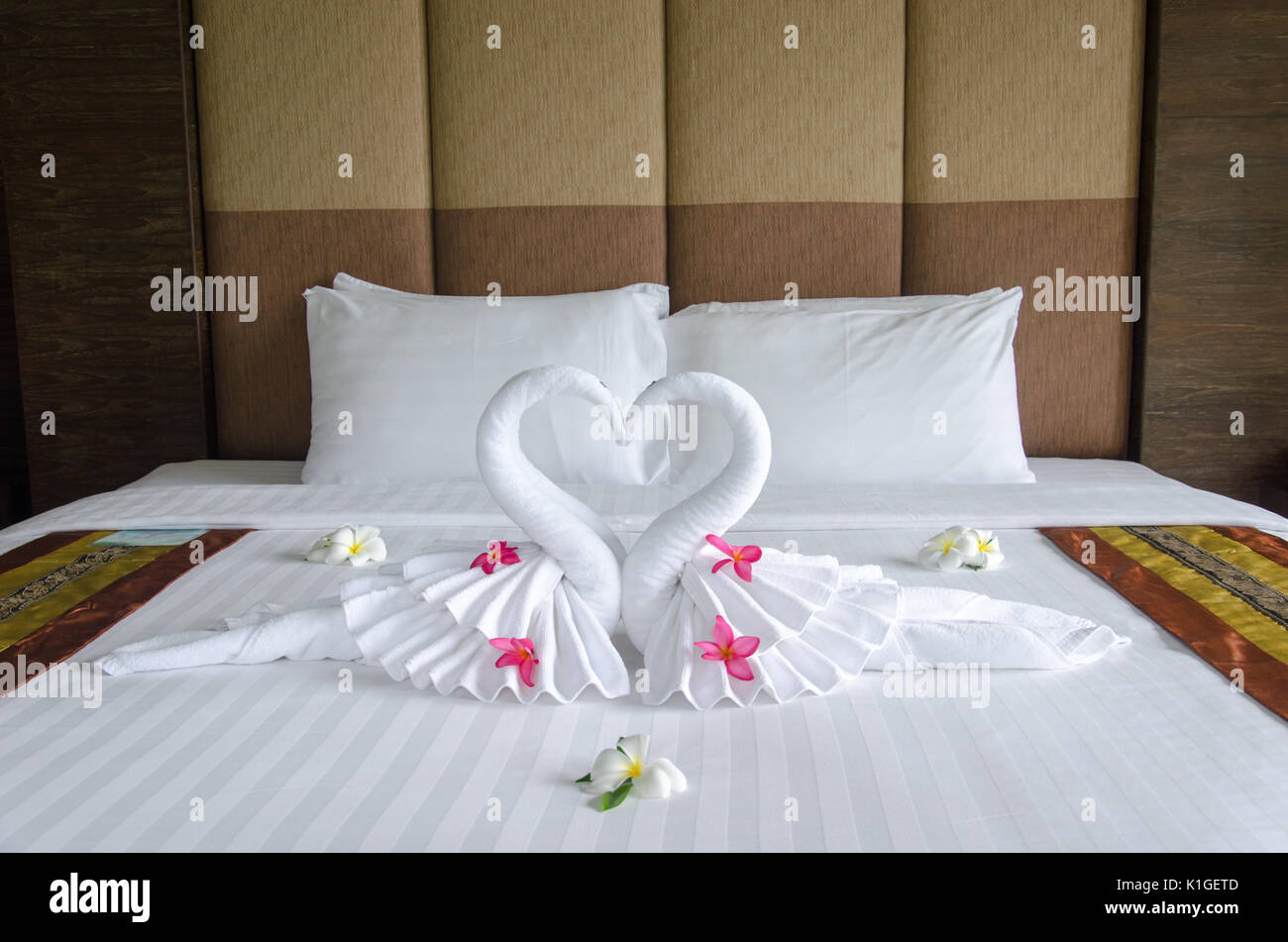 Swan Handtuch Dekoration Auf Dem Bett Im Schlafzimmer Innenraum Stockfotografie Alamy