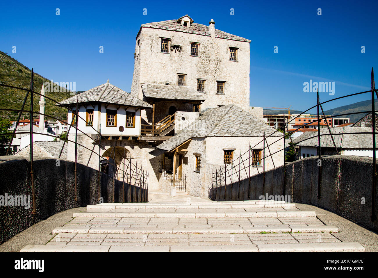 Alte Brücke und Schritte in Mostar Bosnien Stockfoto