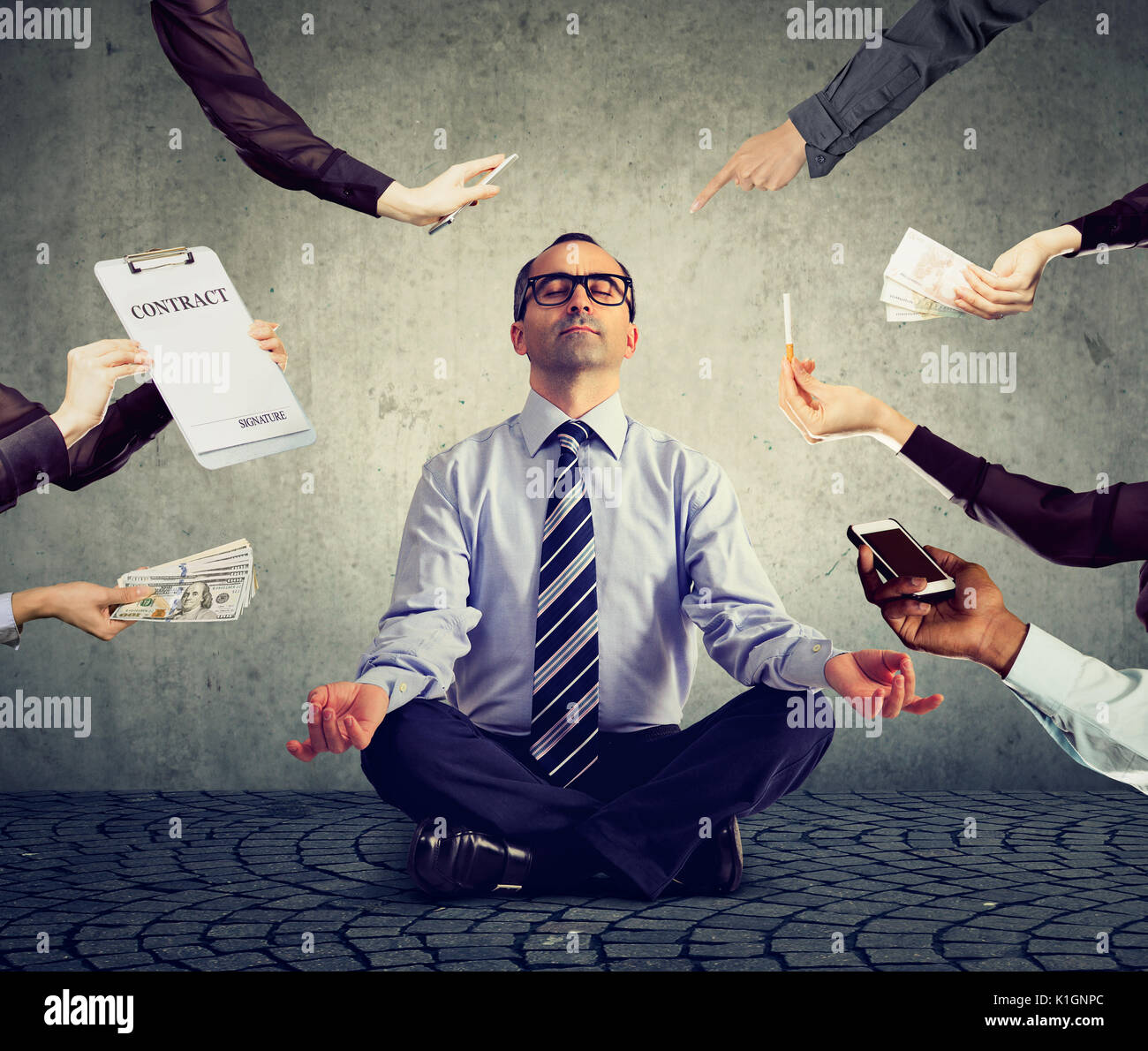 Ausgereifte Mensch ist Meditation Stress der hektischen Corporate leben zu entlasten Stockfoto