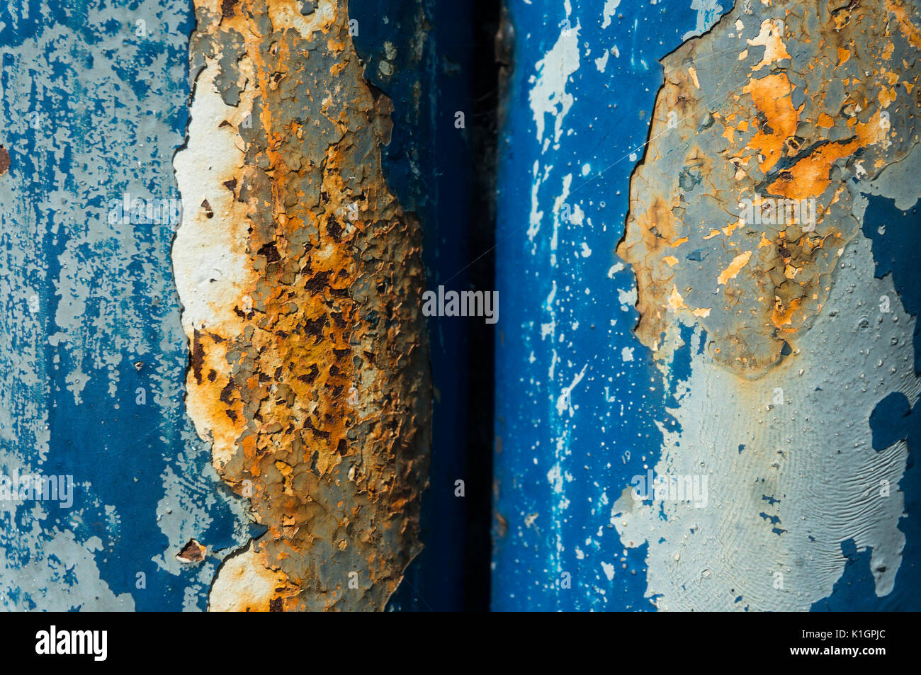 Peeling der blauen Farbe auf rostigen Rohren. Stockfoto