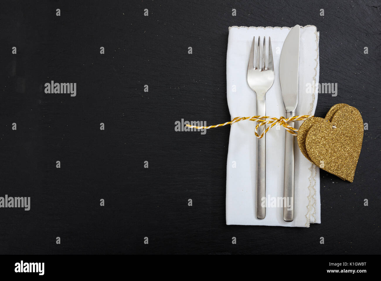 Valentines Tag Tabelle Einstellung auf schwarzem Hintergrund Stockfoto