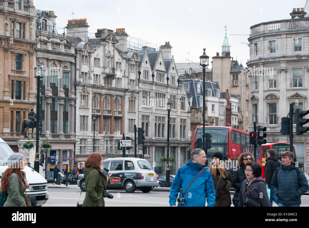 London, England. 06. März 2016. Verkehr und Tourismus in Trafalgar Square an einem bewölkten Tag. Stockfoto