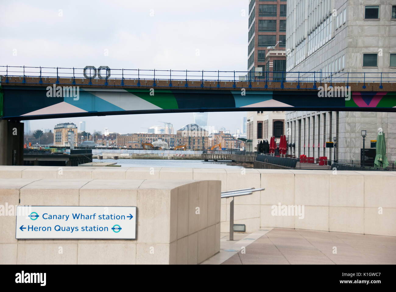 London, England. 06. märz 2016. Canary Wharf, Metro-Eisenbahnbrücke mit der Stadt im Hintergrund. Stockfoto