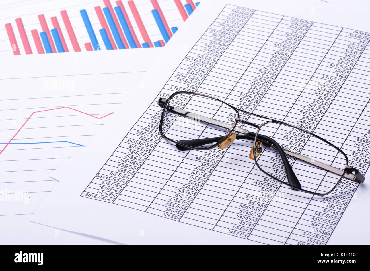 Finanzielle Papier Diagramme und Grafiken und Gläser. Geschäftsberichte und Stapel von Dokumenten. Stockfoto