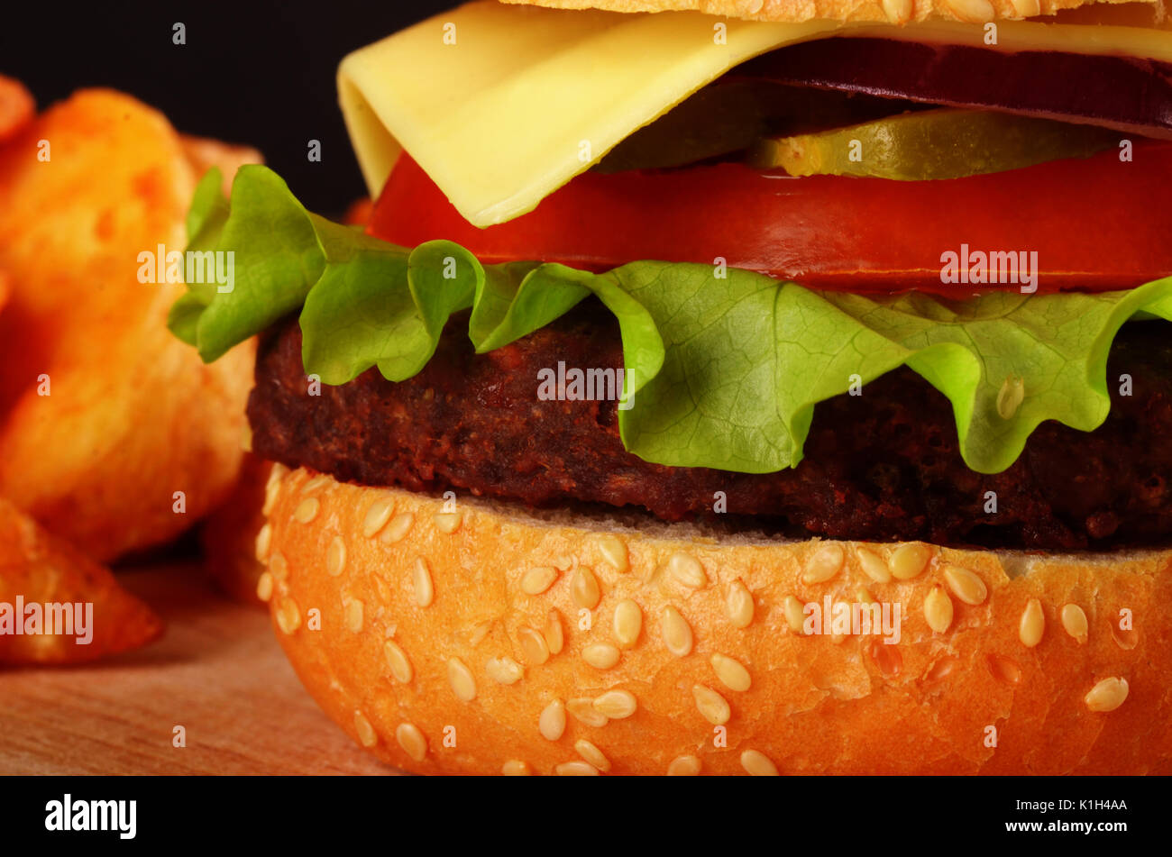 Frische leckere Burger und Pommes frites auf hölzernen Tisch Stockfoto