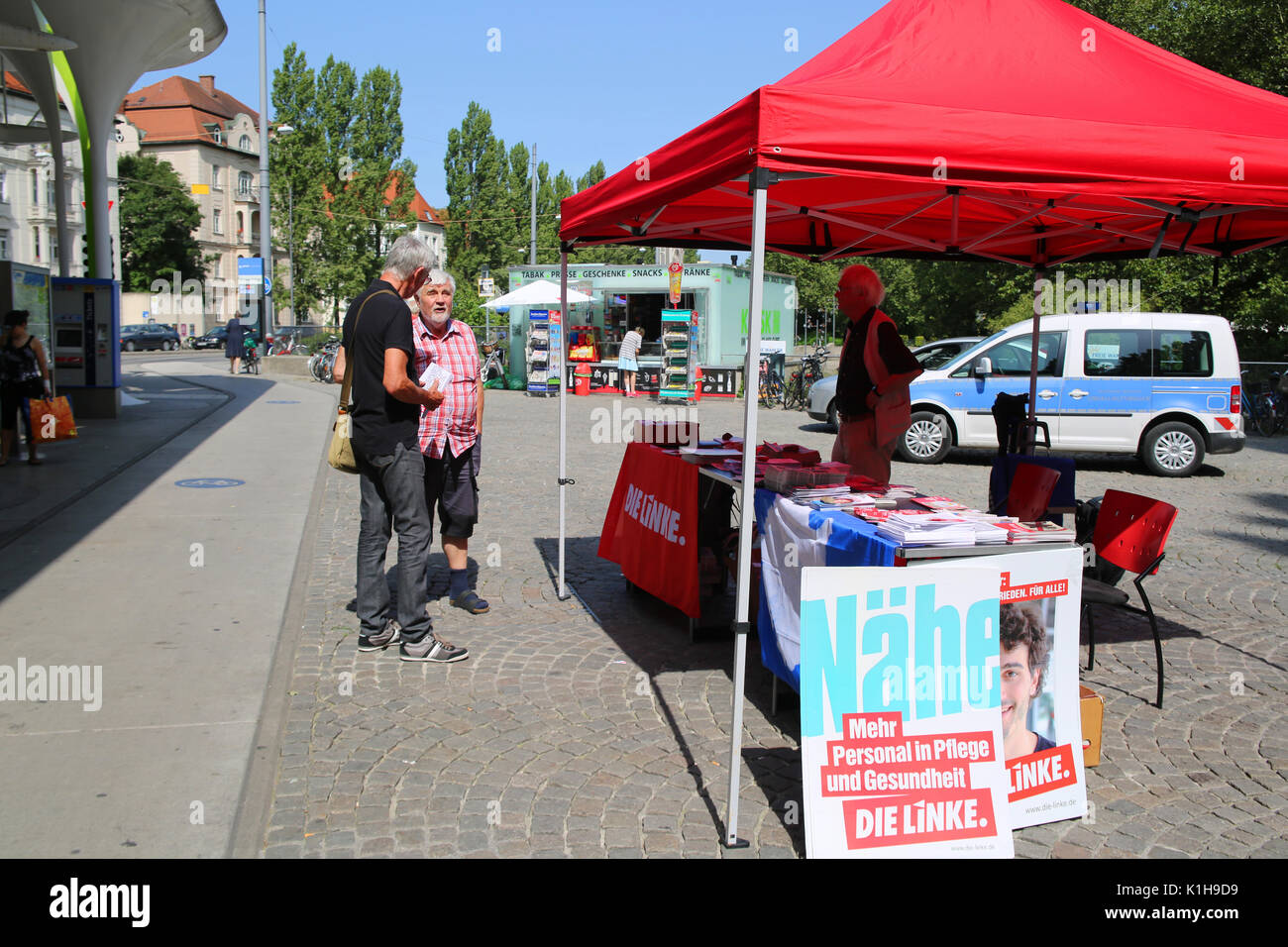 Infostand der Partei Die Linke die Linke an der Münchner Freiheit. (Foto von Alexander Pohl/Pacific Press) Stockfoto