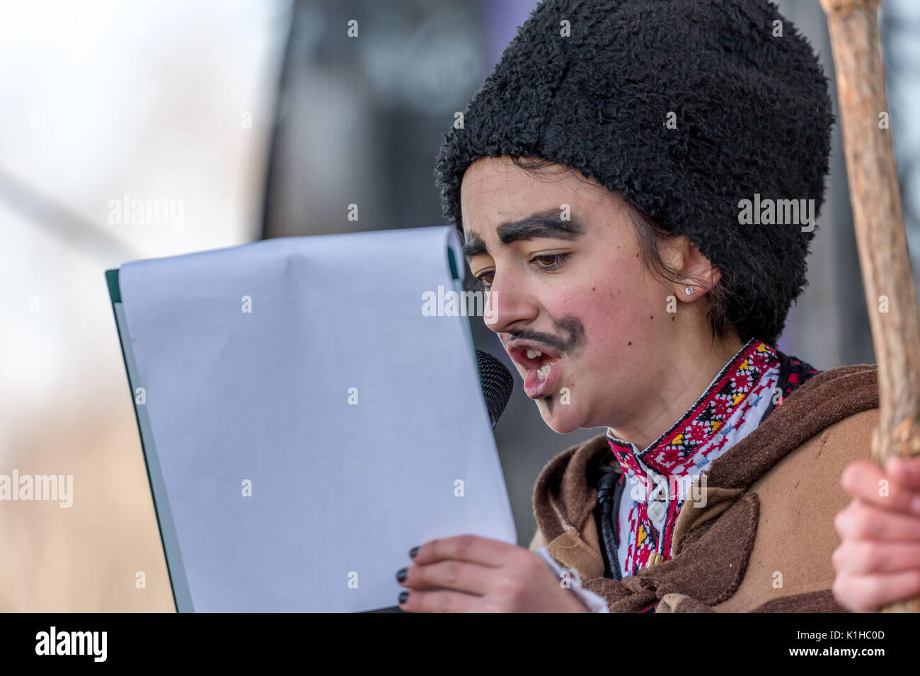 PERNIK, Bulgarien - Januar 27, 2017: Mädchen Kleider wie Mann ist das Vorlesen bei Surva, das internationale Festival der Maskerade Spiele Stockfoto