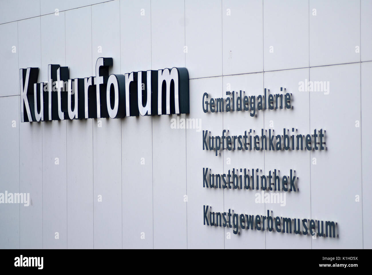 BERLIN - SEPTEMBER 28: Kulturelle Gebäudekomplex Namensschild in Berlin, Deutschland, September 28,2012. Stockfoto