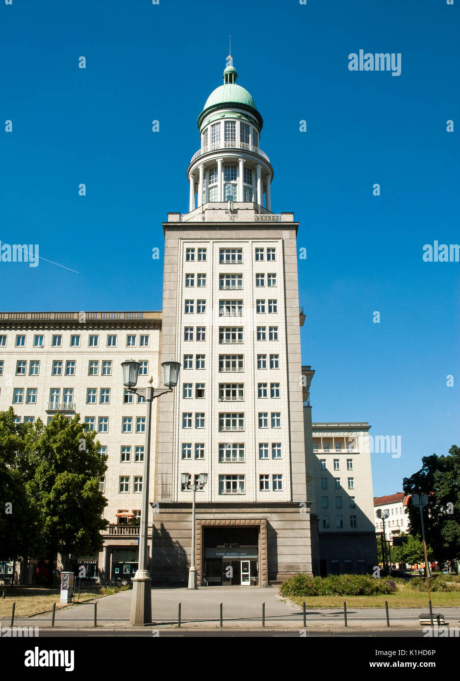 BERLIN - JUNI 3: Typische Gebäude des ehemaligen Osten Berlin, Bezirk Friedrichshain, Berlin, Deutschland, an Juni 3,2011. Stockfoto