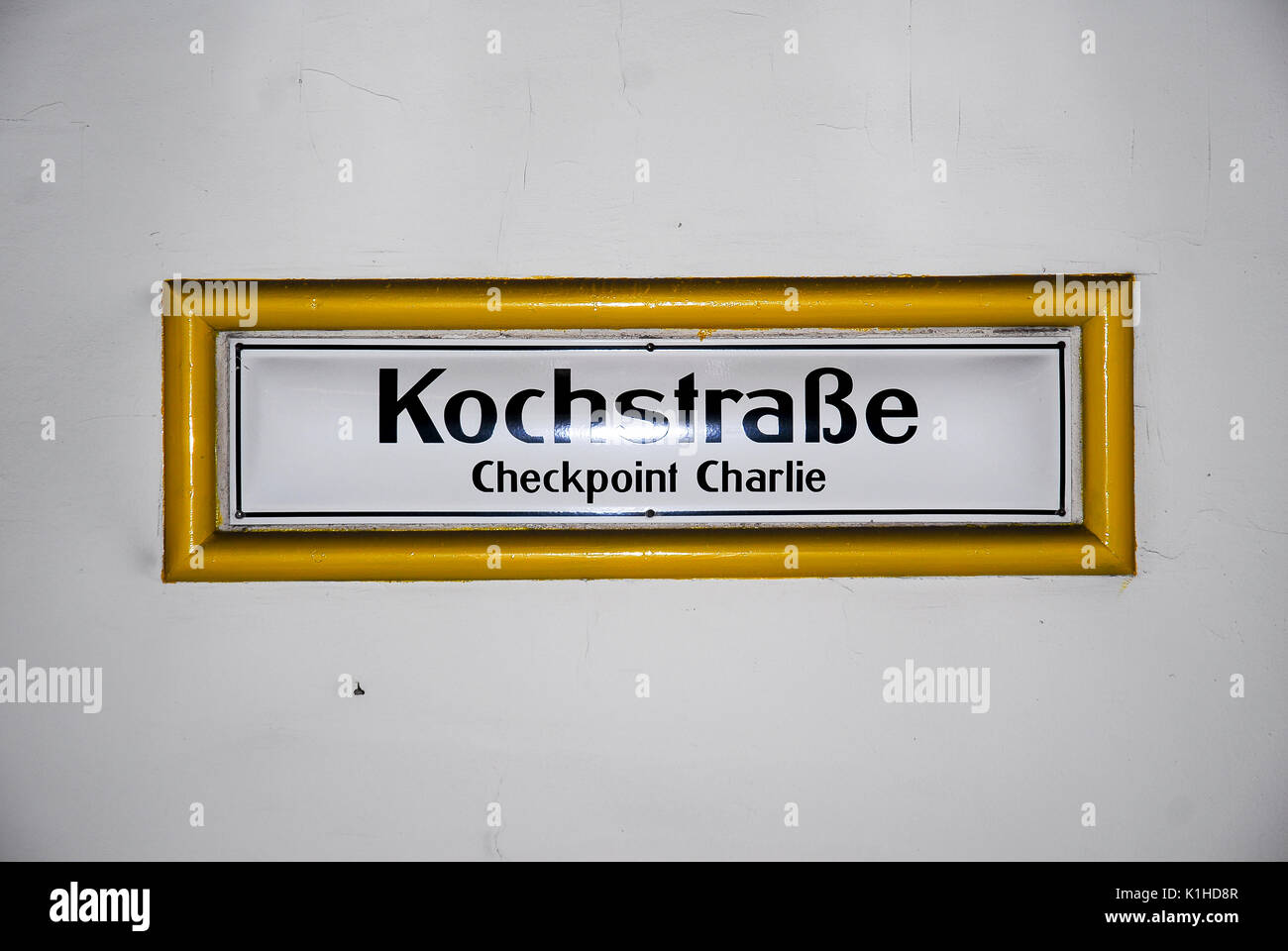 BERLIN - Mai 30: u-bahn station Typenschild in der Kochstraße (Checkpoint Charlie), Berlin, Deutschland, Mai 30,2011. Stockfoto