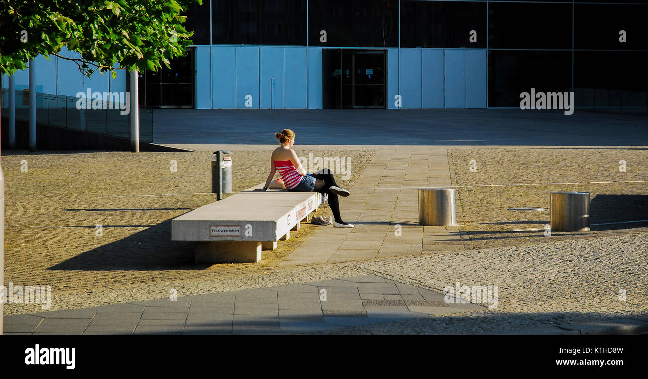 BERLIN - Mai 30: Mädchen allein sitzen auf einer konkreten Bank, Berlin, Deutschland, Mai 30,2011. Stockfoto